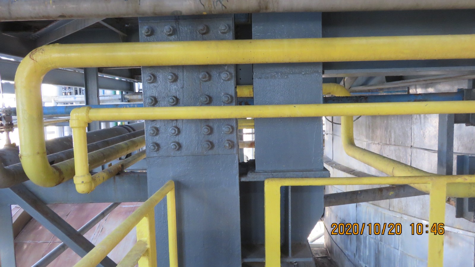 1626317272025.jpg 100單元爐區(qū)物料管道色標,流向標缺失或有誤.jpg